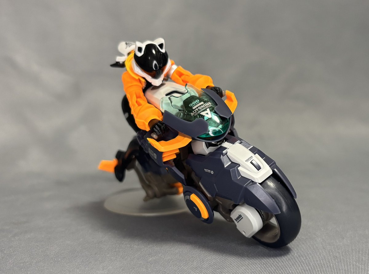 shitopiccyan's tweet image. 九號電姫 続き 
バラバラにして胴体と太腿パーツからバイクを構成(他は全部余る)
めっちゃカッコいいけど、正直クソ面倒臭いw 
どっちかにしたら暫く弄らないなコレは。
見事なライディングポジションだが、実はタンク部分と一体のボディパーツに換装している
凄いアイデアや!
#核誠治造
#ROBOTBUILD