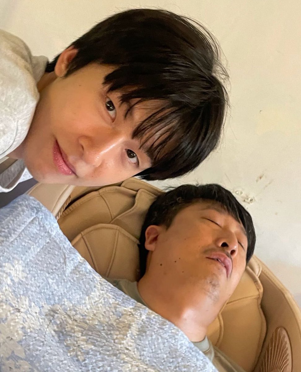 bluebluecages's tweet photo. 아빠 안 잔다 https://t.co/af87A6b1Qk