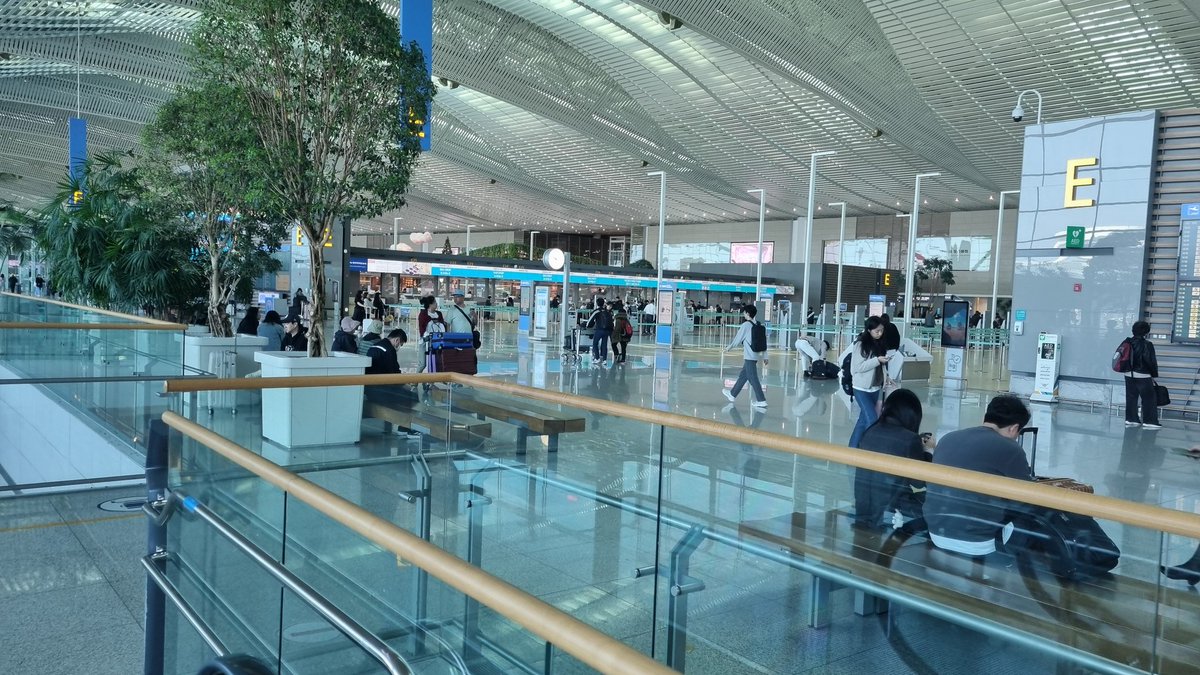 #여행은못가도기분만이라도 
인천공항 2터미널 
1층 입국장.한산함
3층 출국장.한산함
2024.11.09.토 오전10시02분