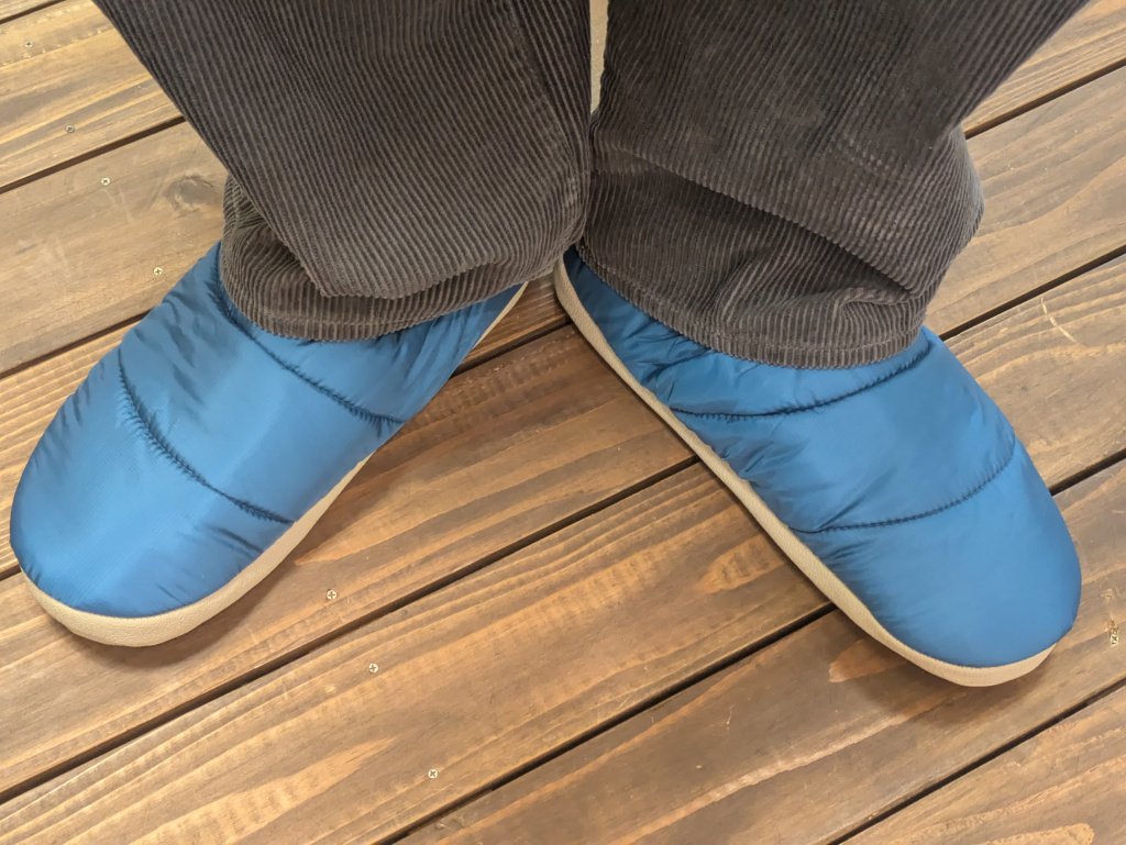 purasannisoudan's tweet photo. 会社寒すぎてついにゼルビーの靴みたいの履いた。履き心地なかなかよい。ワークマンで売ってる。 #FieldCore https://t.co/wjLEygdLAK