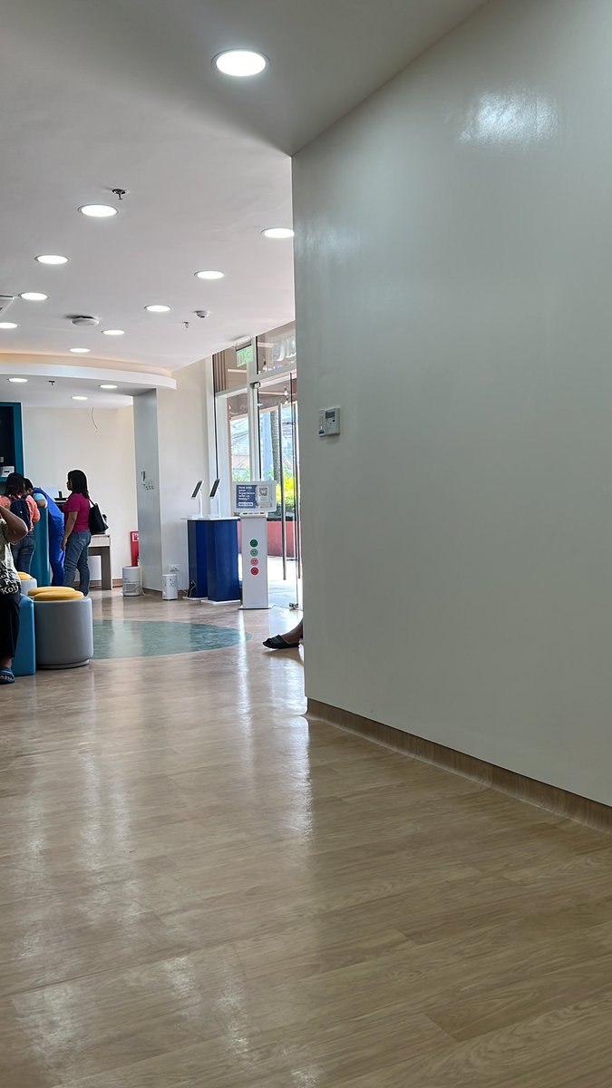 gorgeroj's tweet image. Ang weird ng #Maxicare PCC na napuntahan namin. Bukod sa walang bearing ang online appointment, pag lumalabas ang mga patients yung guard yung pipindot ng happy sa survey. Like, bakit? Dinuduga survey. 🤡 Can’t you just remind the patients to take the survey?