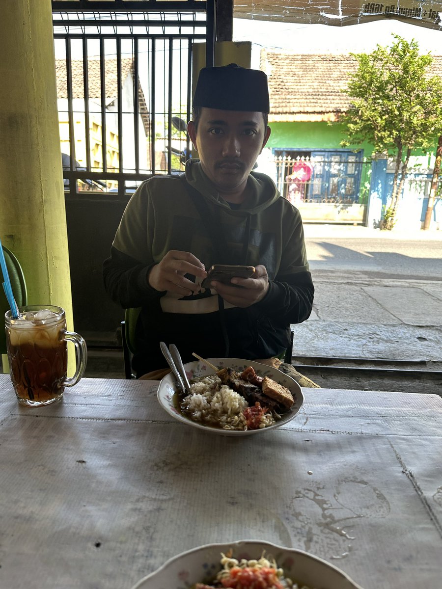 siradj_abdullah's tweet photo. Makan pagi. Anggaplah bersama pak jokowi https://t.co/Km3DEwdFjb