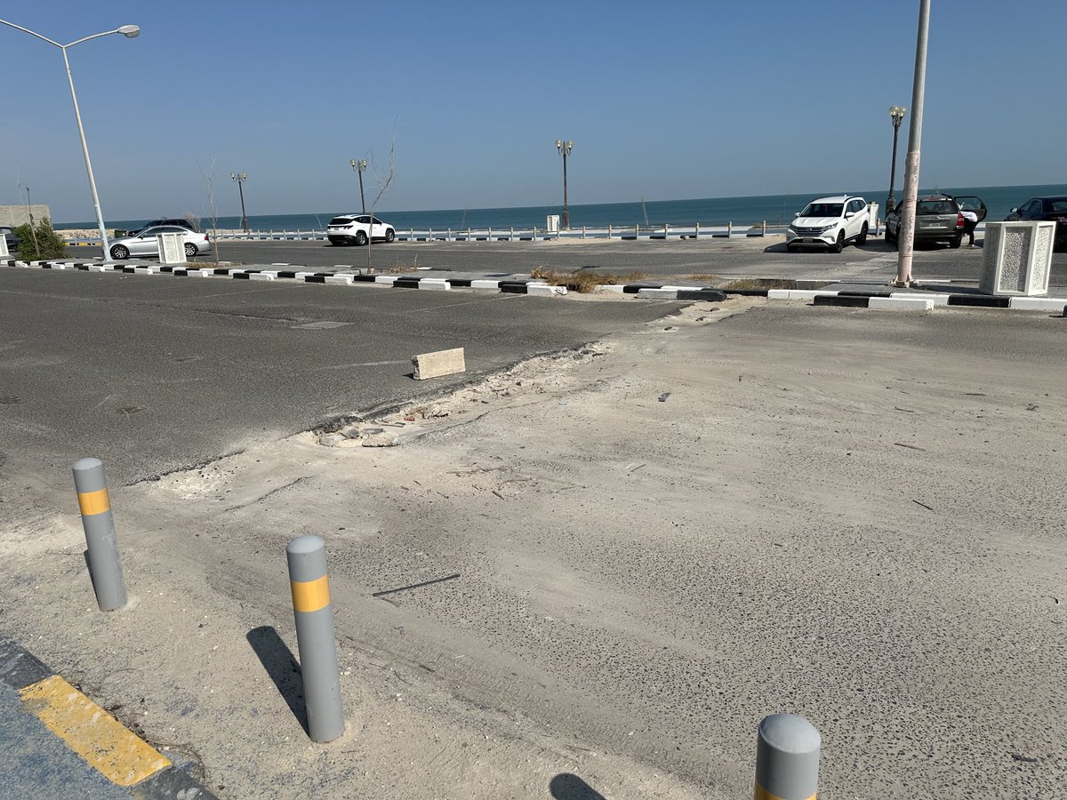 شاطئ أنحفه بعد الانتهاء من مشروع تطويره (كل شيء فيه يؤكد ضعف الإشراف وهدر في المال العام وغياب المتابعة والاهتمام والمراقبة ).