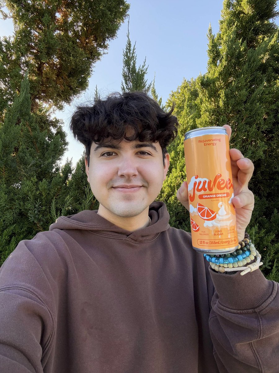 capturesca's tweet photo. i'm very happy to announce that i'm now a creator for @drinkjuvee! 

i tried juvee during my first twitchcon and instantly fell in love with it. and now i drink one literally every single day. 

stoked to be apart of the juvee family &amp; hope you guys try some too! https://t.co/72LWGAfLjG
