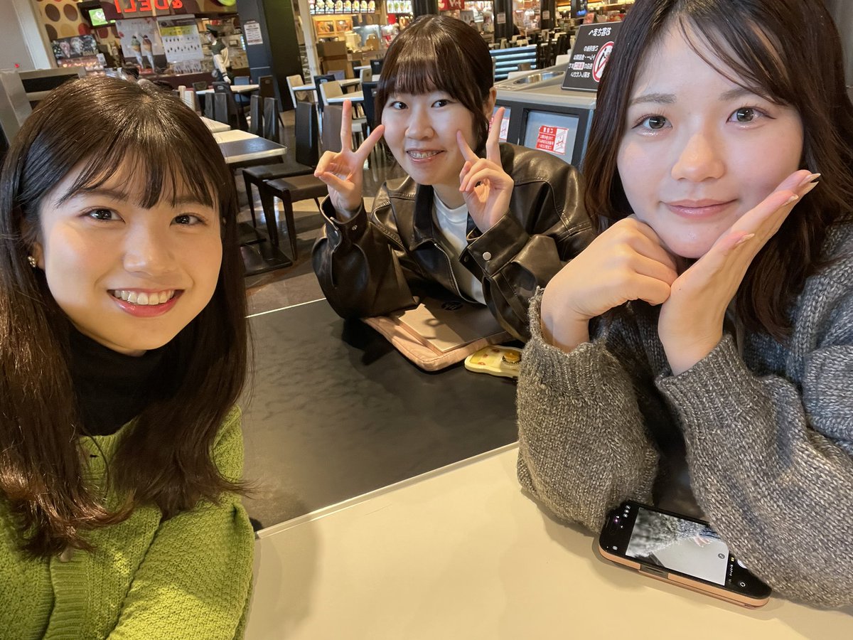 おはようございます☀️

本日も11:00から #スマイルビート 放送です！！

今週も女子会トーク！お楽しみに✨️

放送前にパシャリ📸