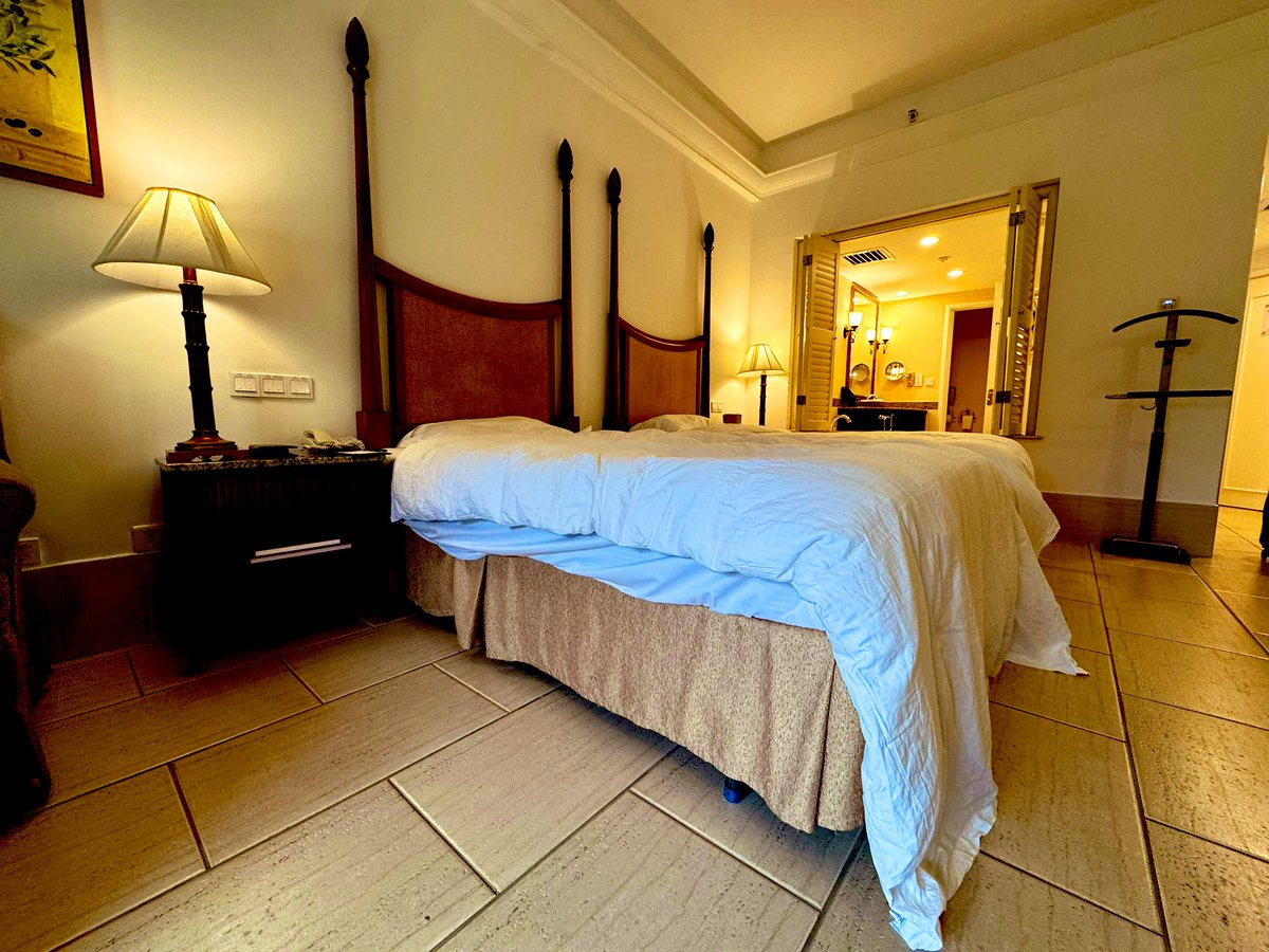 Couple in Vientiane tweet media