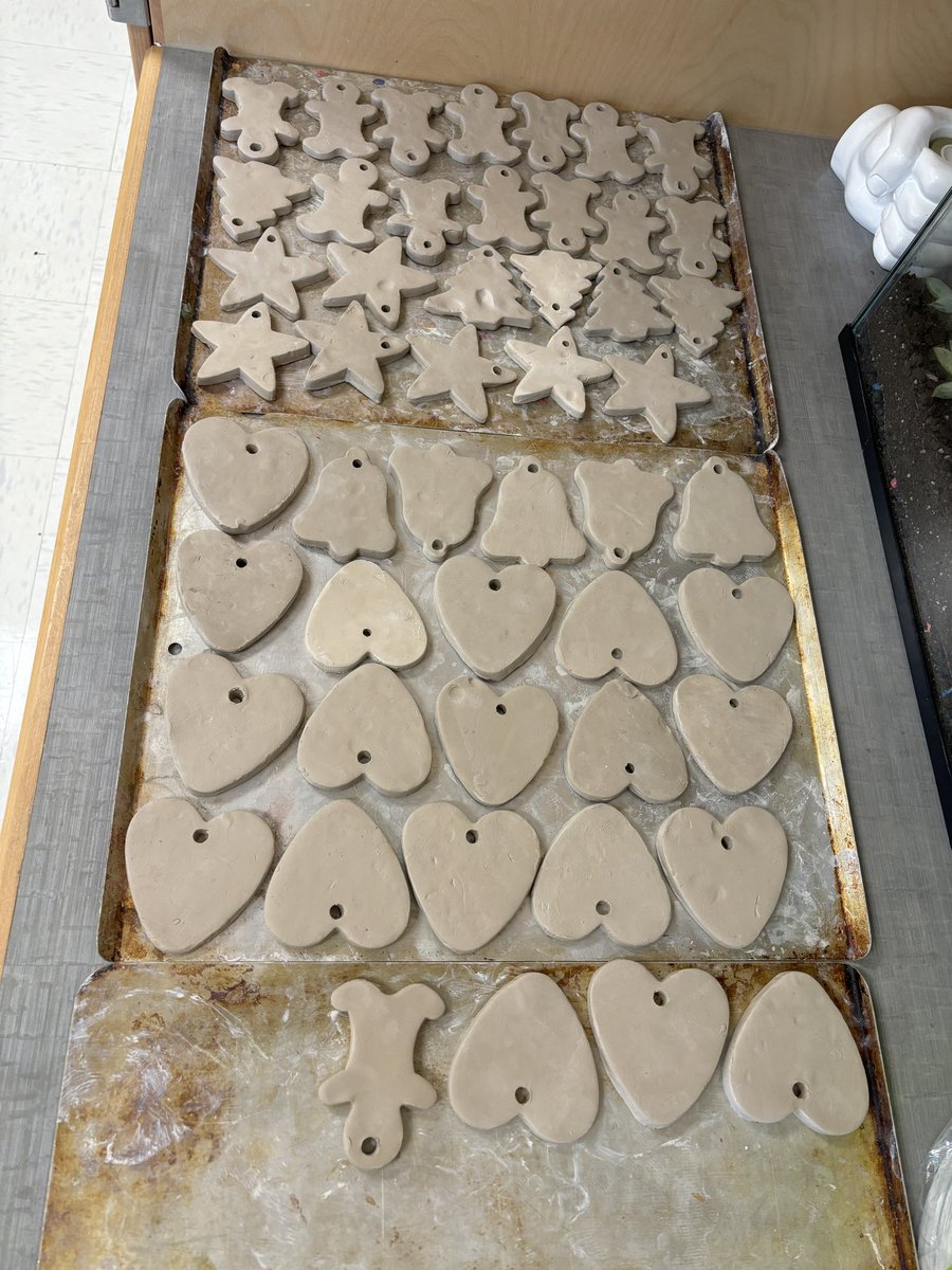 CUpton0's tweet photo. It’s beginning to look a lot like Christmas! PreK and kinder students are making clay Christmas ornaments. PreK-5th students are working hard to create their designs for the Superintendent’s Christmas Card. 

@BurkeCoSchools @MVESbobcats
#ignitelearningbcps #allinBCPS https://t.co/nJGv3rTNkO