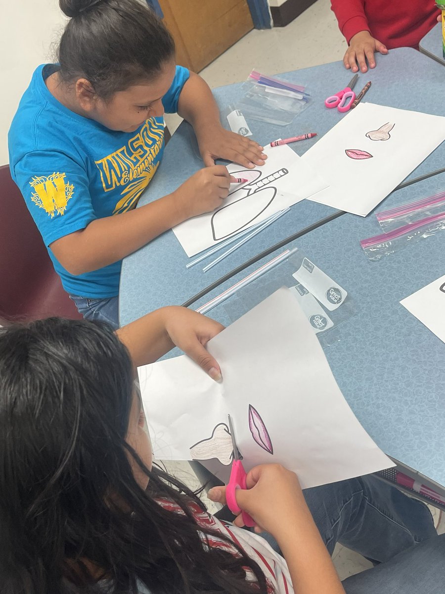 KinderGonzalez's tweet photo. Fun Learning Experience celebrating National STEM/STEAM DAY  🫁😎

Students created Lung Models helping them understand the anatomy of the lungs and the different parts that work together to make sure we keep breathing 😮‍💨 

#STEMSTEAMday https://t.co/tgLmZLzPOS