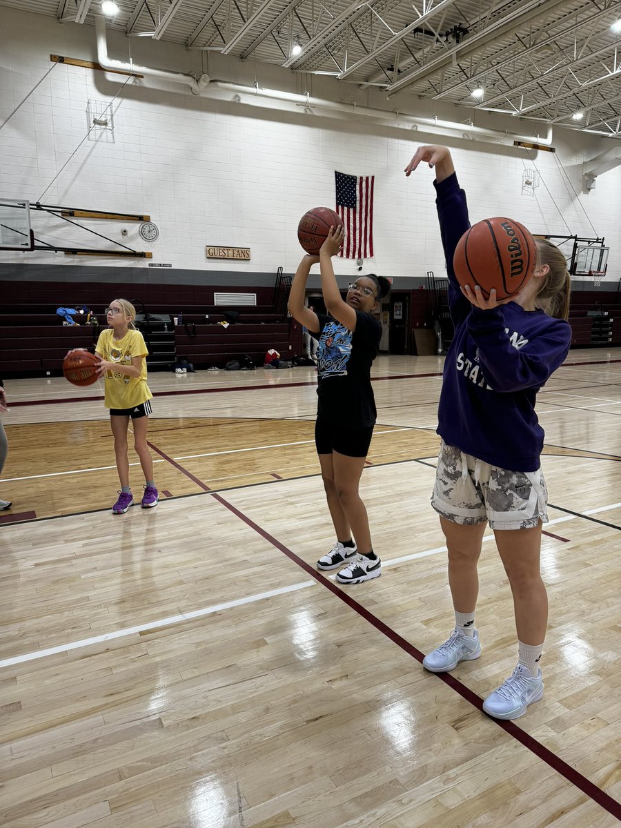 PiusLadyballer's tweet photo. Our amazing Pius Lady Popes at Saint Joe’s helping the 7th grade girls basketball team. Good form early is the key 🔑 Nice job @PXI_Athletics 👏🏼 https://t.co/HarjVS7Ni7