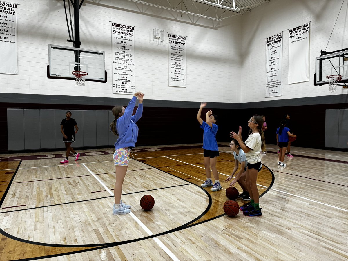 PiusLadyballer's tweet photo. Our amazing Pius Lady Popes at Saint Joe’s helping the 7th grade girls basketball team. Good form early is the key 🔑 Nice job @PXI_Athletics 👏🏼 https://t.co/HarjVS7Ni7