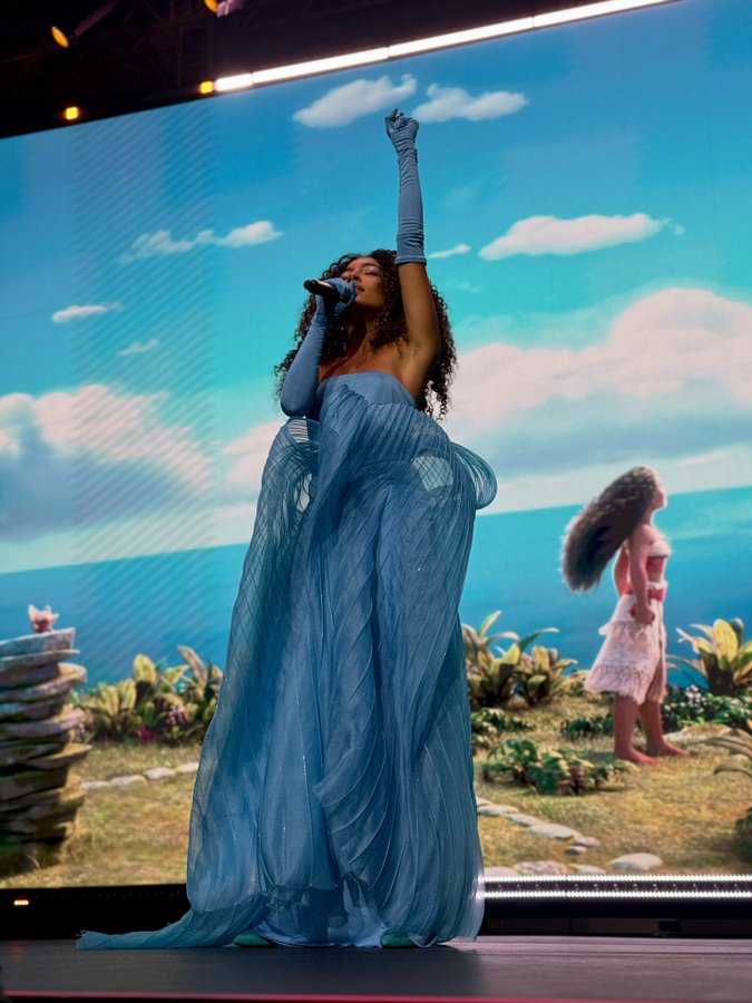 DisneyD23's tweet photo. Any Gabrielly, voice of Moana in Brazil, with a special performance of "Beyond" from #Moana2 🎶 https://t.co/KLUwP5cZX0