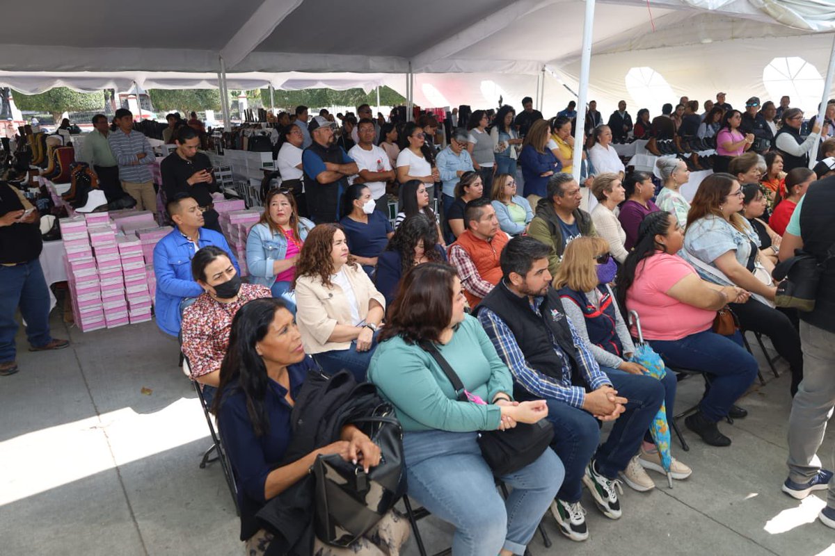 Agradezco a mi amigo Presidente Municipal de #Cuautitlán, <a href="/AldoLedezma_R/">Aldo Ledezma Reyna</a>, y a su esposa <a href="/BrendaAguilarZ/">Brenda Aguilar</a>, Presidenta del #DIFCuautitlán, su respaldo para que las y los productores de #SanMateoAtenco realicen esta Expo-Venta de calzado.