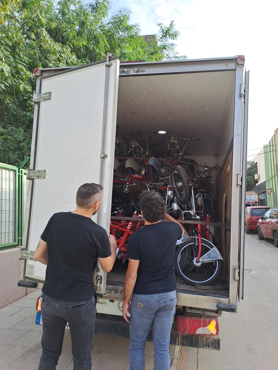 soterranya's tweet photo. Hui gràcies al treball dels nostres amigues de  @ConBici, @biciclot  de Barcelona, i @LaCicleria i els tallers de bicis de Saragossa han arribat a #BicisPerATotes  +de 120 bicis preparades per facilitar la mobilitat afectades per la DANA a #HortaSud

No podem ser més feliços🚲💜 https://t.co/cp03SGzObx