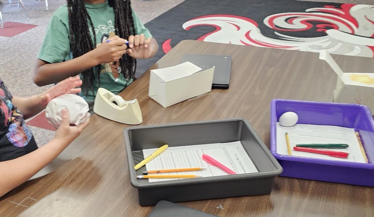 megan__burnette's tweet image. How can we package an egg so that it won’t be damaged if dropped while being shipped? These @ChristenberryCS students have taken on the role of packaging engineers! @KnoxSTEM @KCSScience #NationalSTEMDay