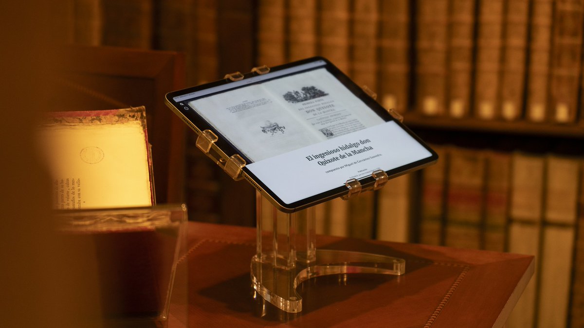 RAEinforma's tweet photo. La Biblioteca Digital de la RAE ha abierto sus puertas. La Academia presenta la digitalización de sus fondos, que permite el acceso gratuito en línea a más de 4800 obras, gracias al mecenazgo de la Fundación María Cristina Masaveu Peterson. Consúltelas: https://t.co/ROvVKupIQP. https://t.co/4cOND2otL9