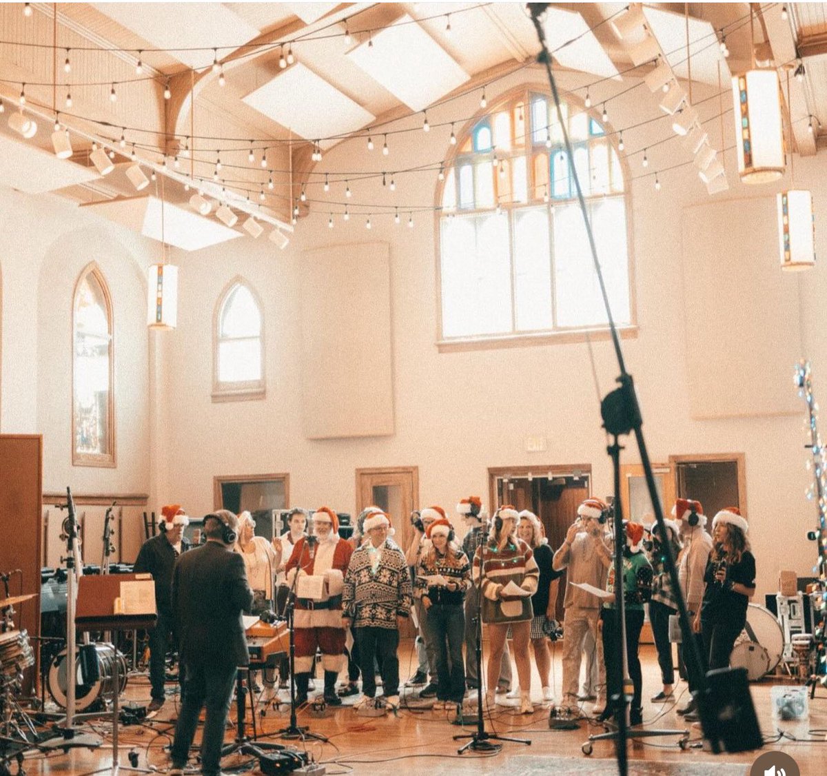 Loved being apart of this amazing new Christmas ep  “Ready Set Glow” from <a href="/PapaJonas/">KevinJonasSr</a> !!! Y’all enjoy: linktr.ee/KevinJonasSr?u…