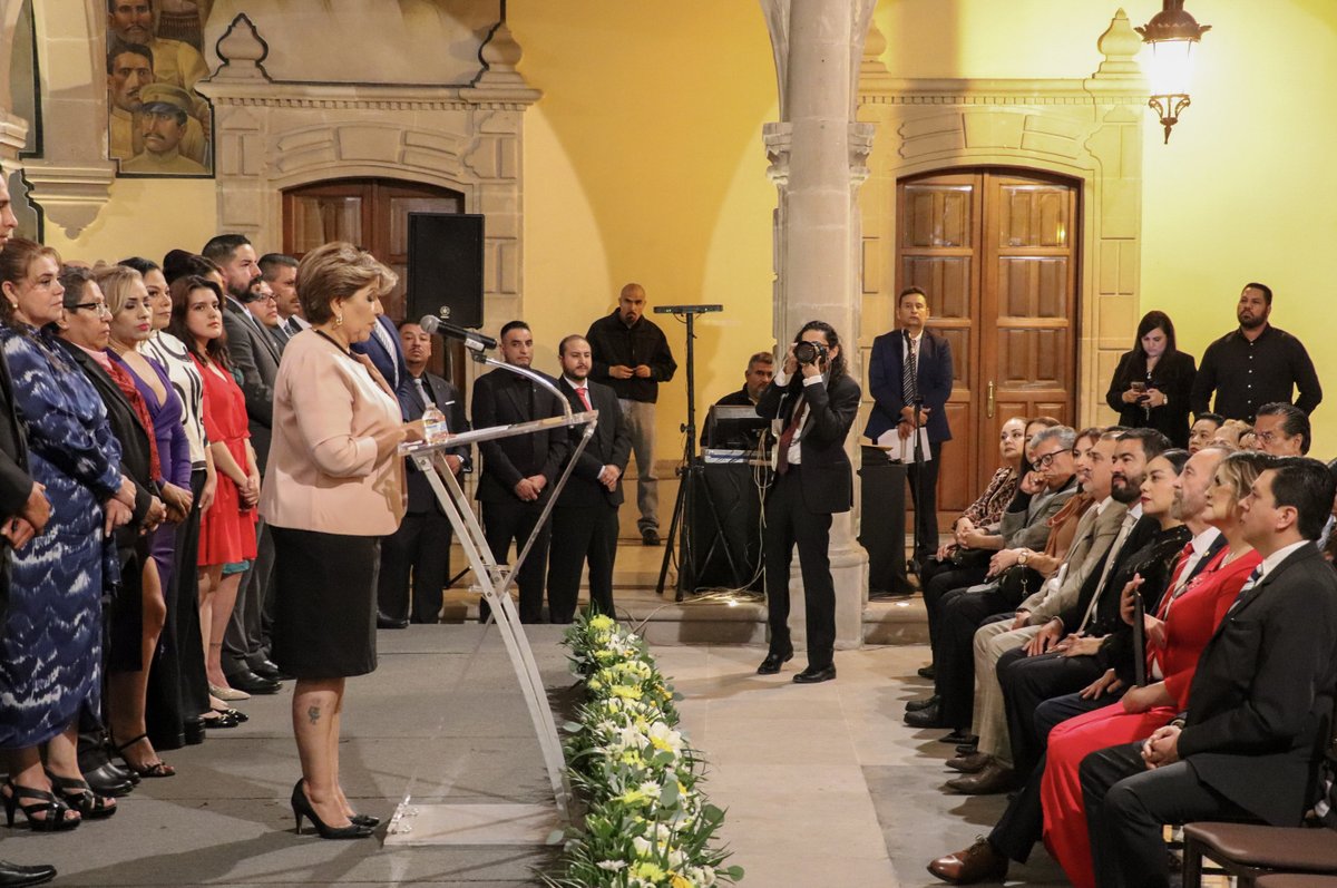 SGGDurango's tweet photo. El Secretario de Gobierno, @HectorVelaV, tomó protesta a Adriana Isabel Flores Pérez como líder del Sindicato de los Tres Poderes para 2024-2027, en representación del gobernador @EVillegasV
¡Durango cuenta con trabajadores comprometidos para impulsar juntos #AccionesConValor! https://t.co/AN4btSSksc