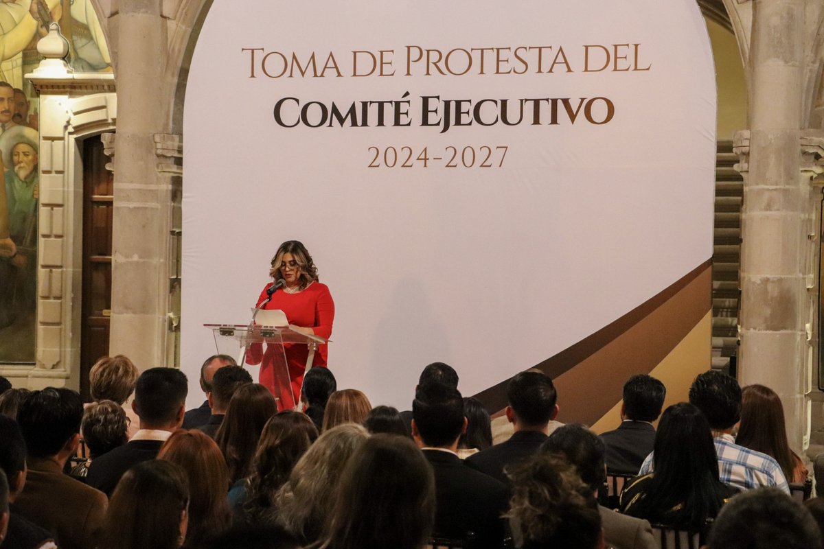 SGGDurango's tweet photo. El Secretario de Gobierno, @HectorVelaV, tomó protesta a Adriana Isabel Flores Pérez como líder del Sindicato de los Tres Poderes para 2024-2027, en representación del gobernador @EVillegasV
¡Durango cuenta con trabajadores comprometidos para impulsar juntos #AccionesConValor! https://t.co/AN4btSSksc