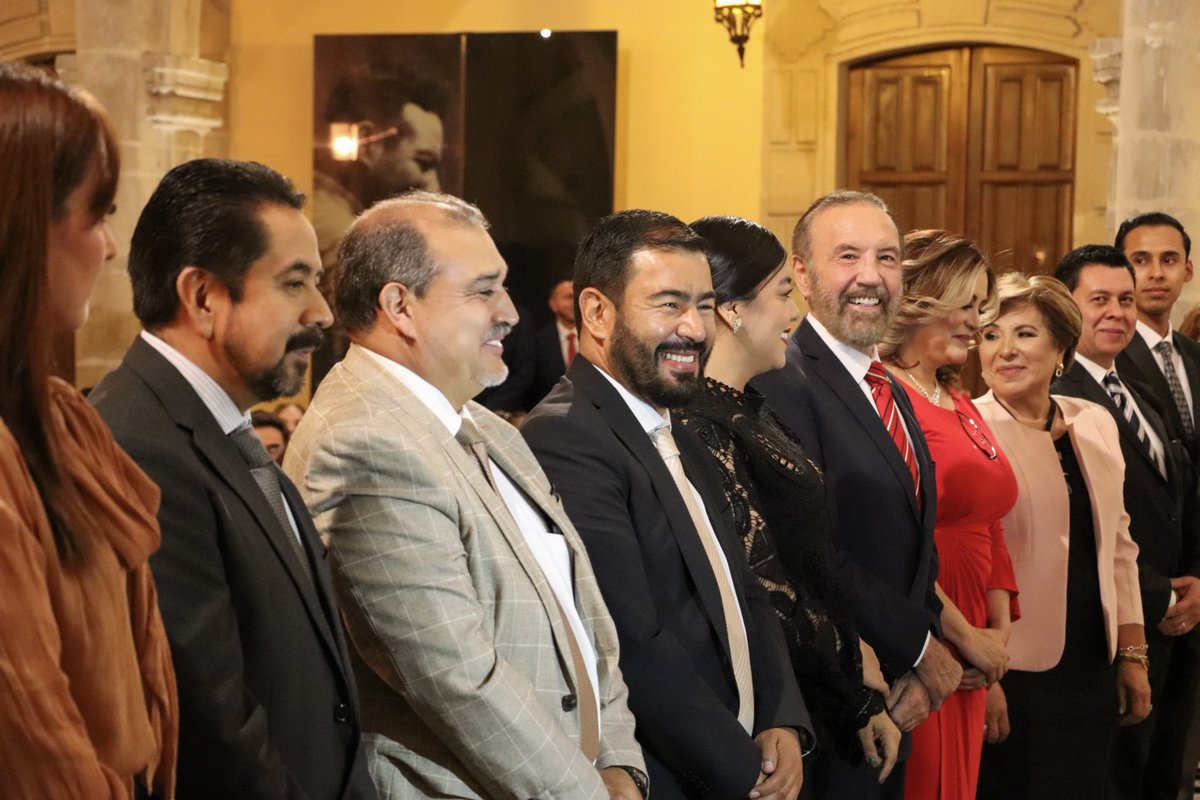 SGGDurango's tweet photo. El Secretario de Gobierno, @HectorVelaV, tomó protesta a Adriana Isabel Flores Pérez como líder del Sindicato de los Tres Poderes para 2024-2027, en representación del gobernador @EVillegasV
¡Durango cuenta con trabajadores comprometidos para impulsar juntos #AccionesConValor! https://t.co/AN4btSSksc