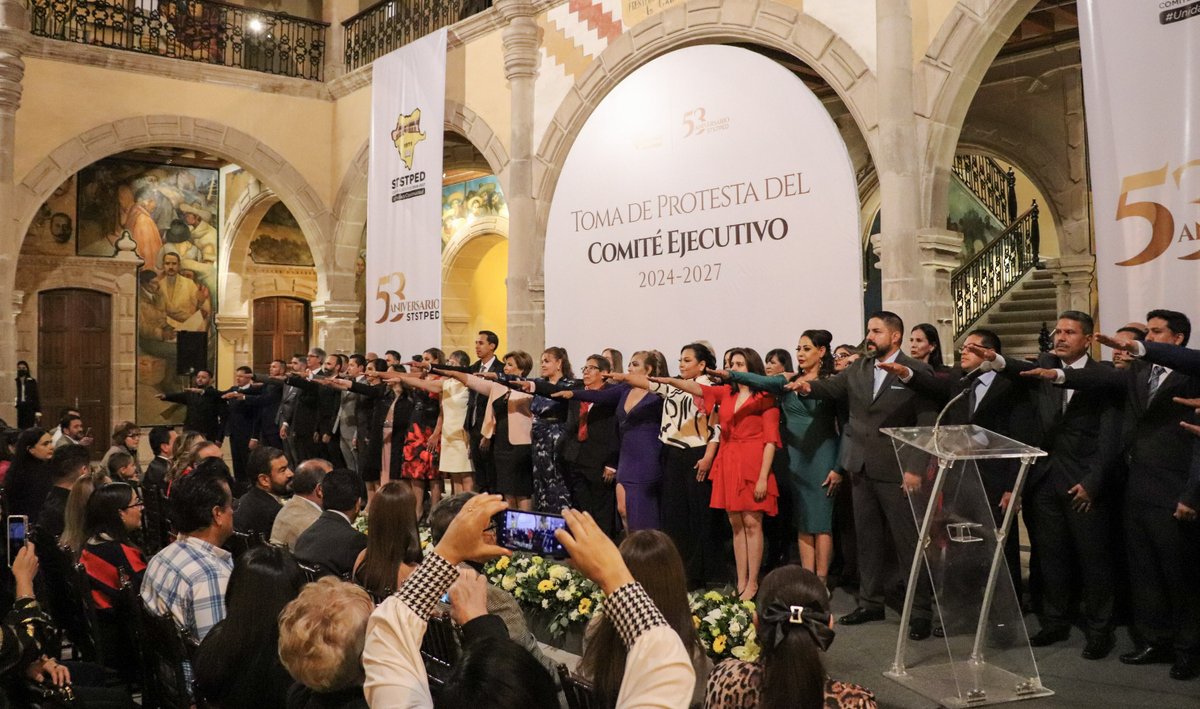 SGGDurango's tweet photo. El Secretario de Gobierno, @HectorVelaV, tomó protesta a Adriana Isabel Flores Pérez como líder del Sindicato de los Tres Poderes para 2024-2027, en representación del gobernador @EVillegasV
¡Durango cuenta con trabajadores comprometidos para impulsar juntos #AccionesConValor! https://t.co/AN4btSSksc