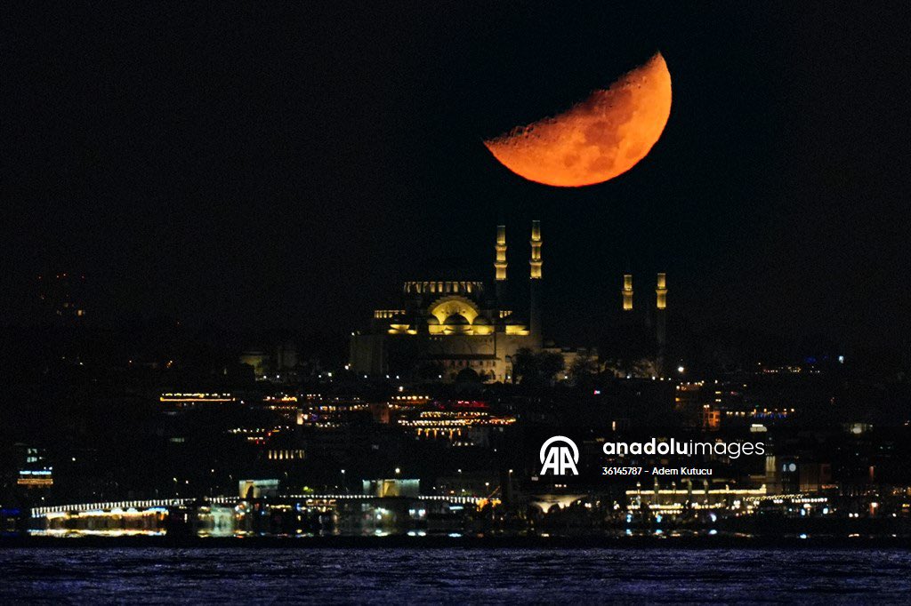 İstanbul’da yarım ay <a href="/aatmaca/">Ali Atmaca</a> ve <a href="/ademkutucu/">Adem Kutucu</a>  AA foto muhabirleri Ali Atmaca ve Adem Kutucu objektifinden