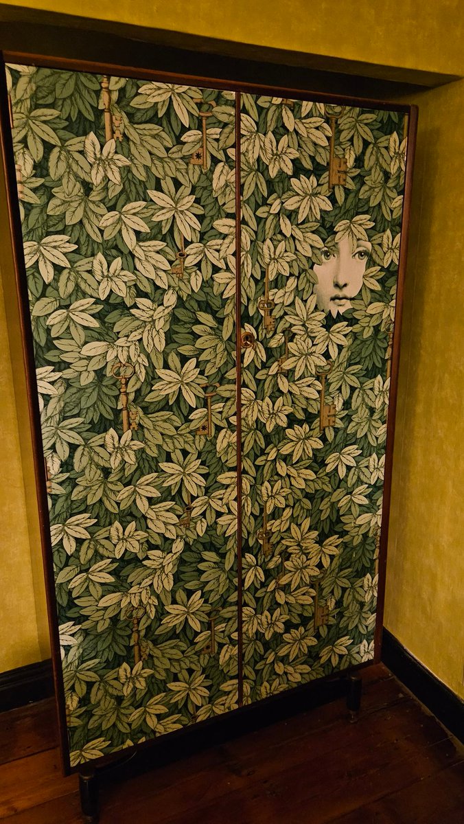 Weird faces to be sharing my hotel room with tonight...not sure which is worse
A double sided teddy bear butler by the bed.
Or a creepy face in the wardrobe door 🤣🤣