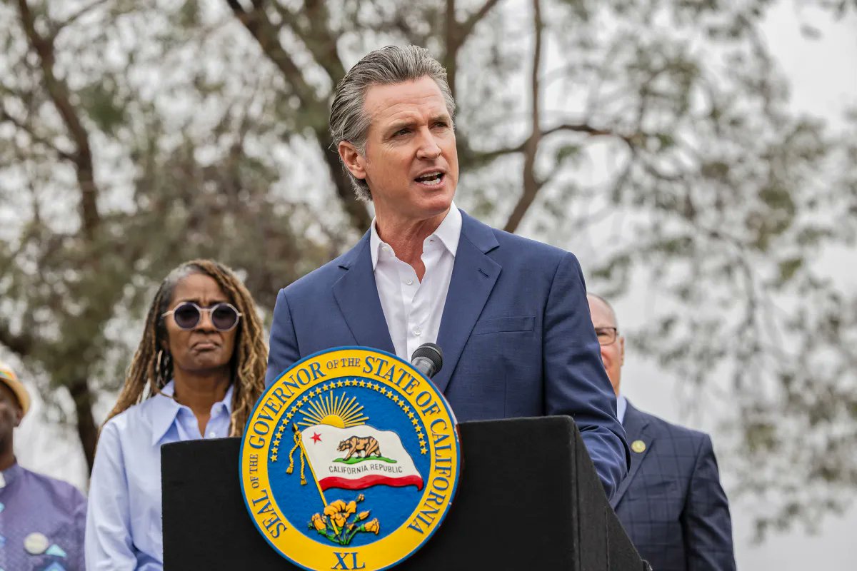 LilithLovett's tweet photo. I saw someone said Gavin Newsom had an advantage because he looked like an American President you'd see in movies and I can't stop thinking about it. https://t.co/KZWQBXRYDS