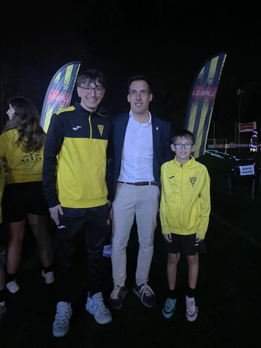 XavierEstradaF1's tweet photo. Impressionant presentació dels equips @CFPardinyes1952 i els esportistes al club del barri de Pardinyes, un lloc que tinc molt al cor pels anys que vaig passar-hi com a veí #futbol #femeni #inclusiu #barri https://t.co/9x6dbEjBGu
