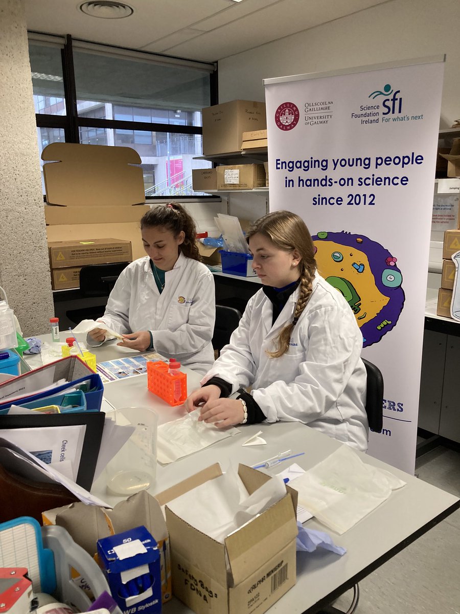 Cellexplorers's tweet photo. Delivering & observing #FantasticDNAinaBox session as part of the @enlight_eu SHARE project woth our collaborators from @univbordeaux_EN @ @upvehu #STEMengagementinuniversities #cellexplorers #universityofgalway https://t.co/rySW0ueuMV