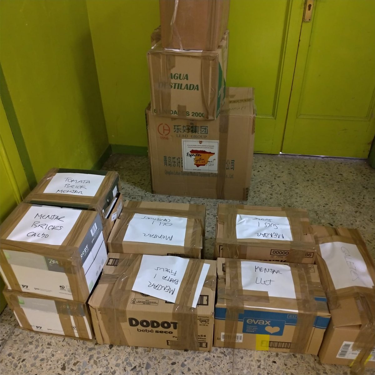 AVVSomSEulalia's tweet photo. Primer camió amb material d'higiene personal i de neteja, rumb al #PaísValencià
Gràcies veïnat per tota la solidaritat.
I gràcies @CGTCatalunya per compartir transport.
Dilluns seguim amb la recollida de material a l'INS #SantaEulàlia #COPEM
#SomSantaEulàlia
#LHospitalet https://t.co/OAvR3ZnL0W