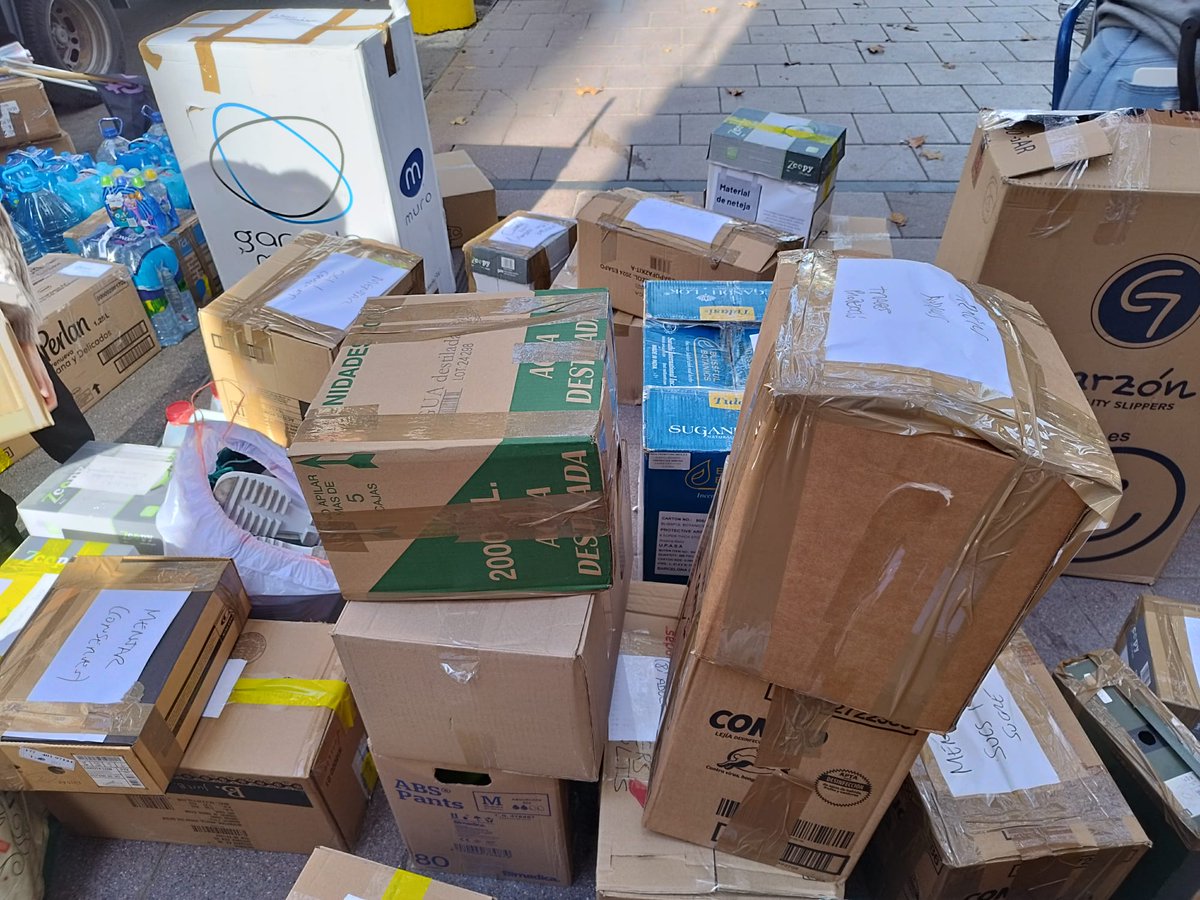AVVSomSEulalia's tweet photo. Primer camió amb material d'higiene personal i de neteja, rumb al #PaísValencià
Gràcies veïnat per tota la solidaritat.
I gràcies @CGTCatalunya per compartir transport.
Dilluns seguim amb la recollida de material a l'INS #SantaEulàlia #COPEM
#SomSantaEulàlia
#LHospitalet https://t.co/OAvR3ZnL0W