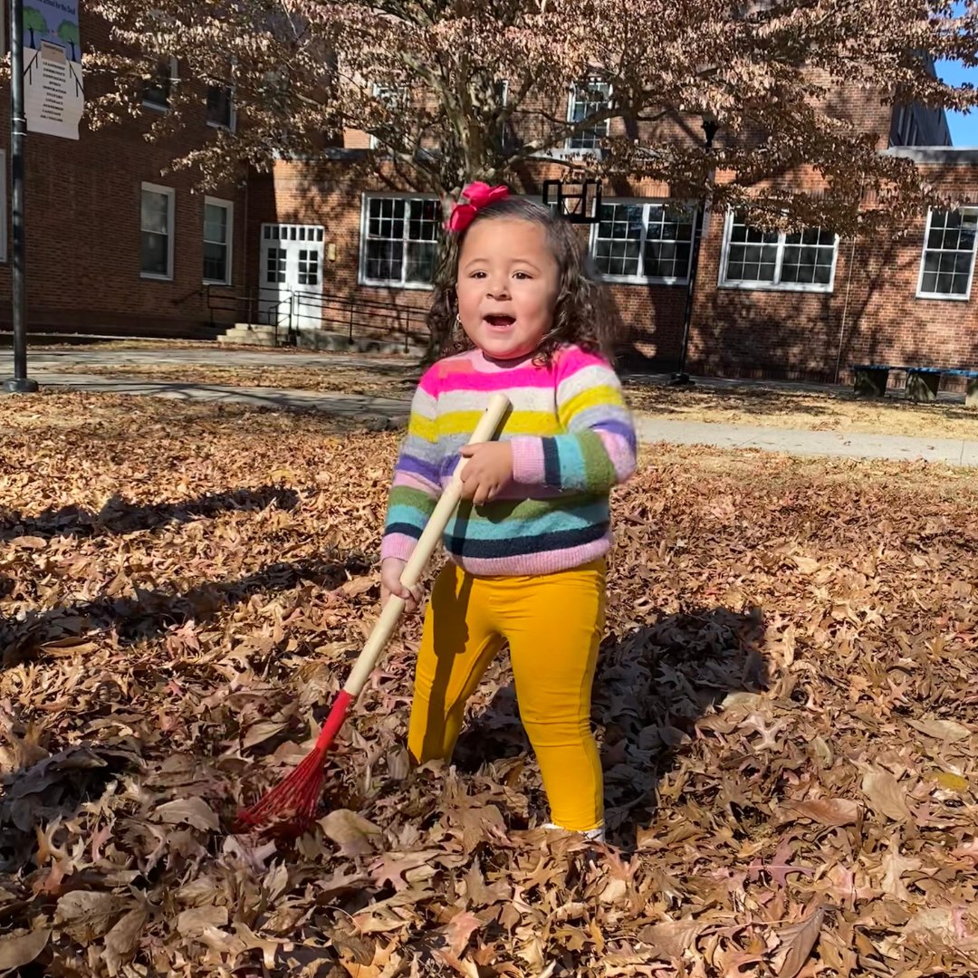 NYSD1817's tweet image. Fanwood&apos;s SEEDS #DeafInfantProgram had a fantastic day exploring the outdoors! Parents &amp;amp; babies enjoyed the beauty of #autumn &amp;amp; language-rich activities. Parents also learned tools to help build communication skills at home. #BilingualEducation #ASL @4201Schools