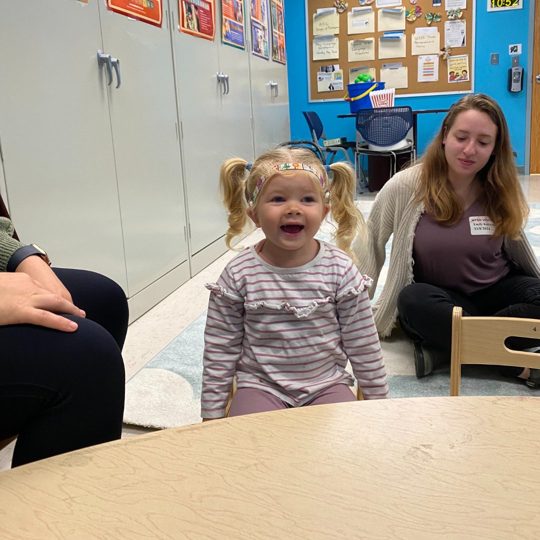 NYSD1817's tweet image. Fanwood&apos;s SEEDS #DeafInfantProgram had a fantastic day exploring the outdoors! Parents &amp;amp; babies enjoyed the beauty of #autumn &amp;amp; language-rich activities. Parents also learned tools to help build communication skills at home. #BilingualEducation #ASL @4201Schools