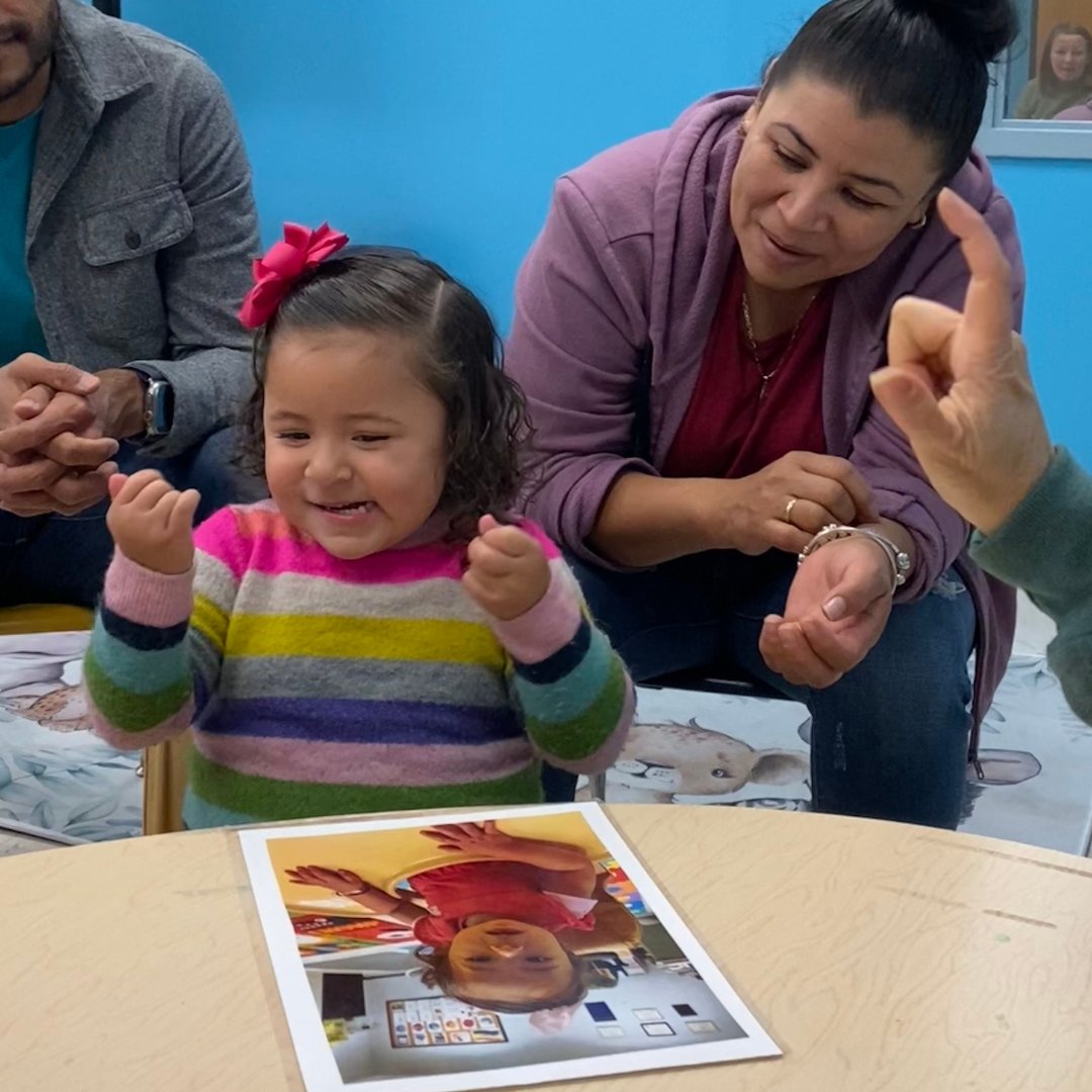 NYSD1817's tweet image. Fanwood&apos;s SEEDS #DeafInfantProgram had a fantastic day exploring the outdoors! Parents &amp;amp; babies enjoyed the beauty of #autumn &amp;amp; language-rich activities. Parents also learned tools to help build communication skills at home. #BilingualEducation #ASL @4201Schools
