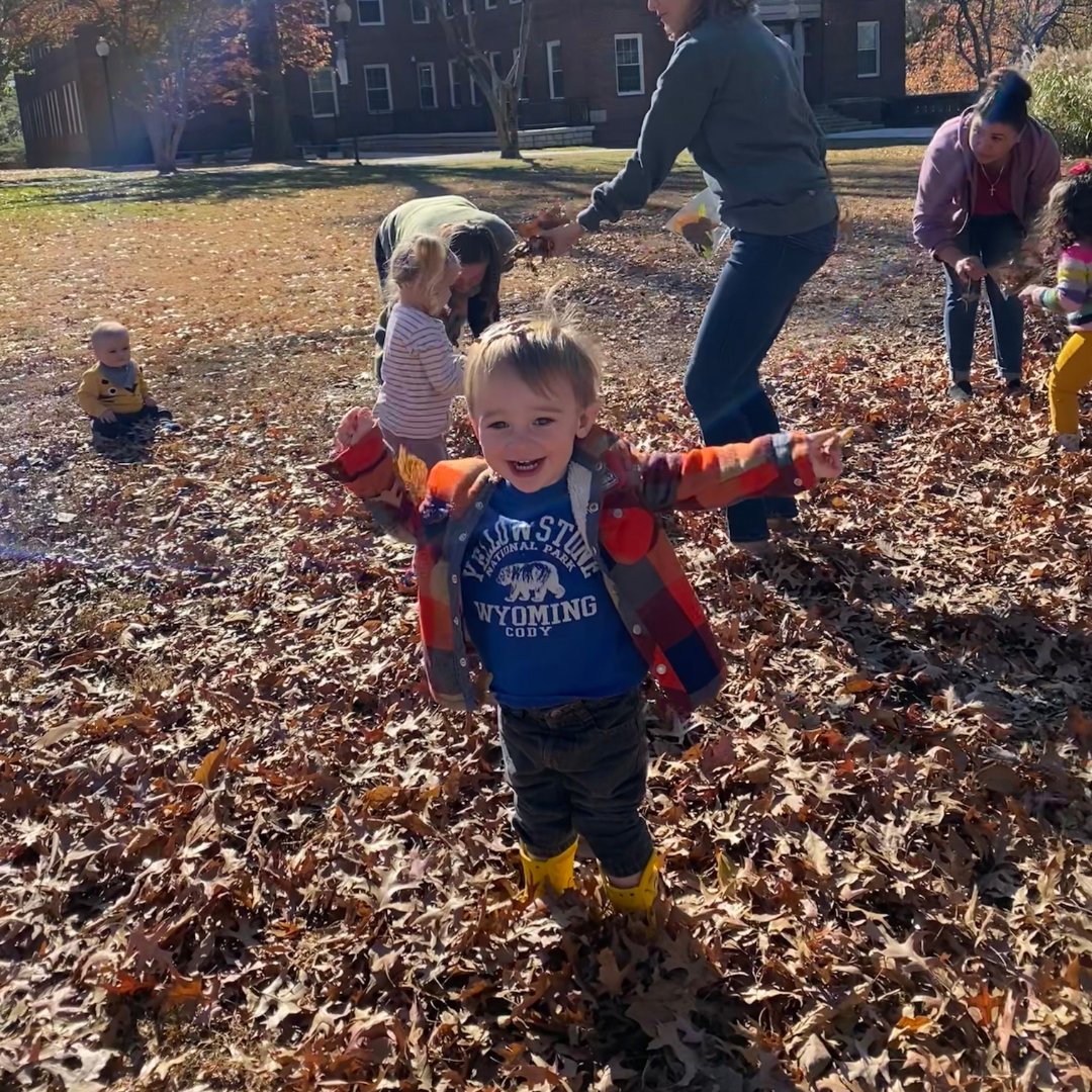 NYSD1817's tweet image. Fanwood&apos;s SEEDS #DeafInfantProgram had a fantastic day exploring the outdoors! Parents &amp;amp; babies enjoyed the beauty of #autumn &amp;amp; language-rich activities. Parents also learned tools to help build communication skills at home. #BilingualEducation #ASL @4201Schools