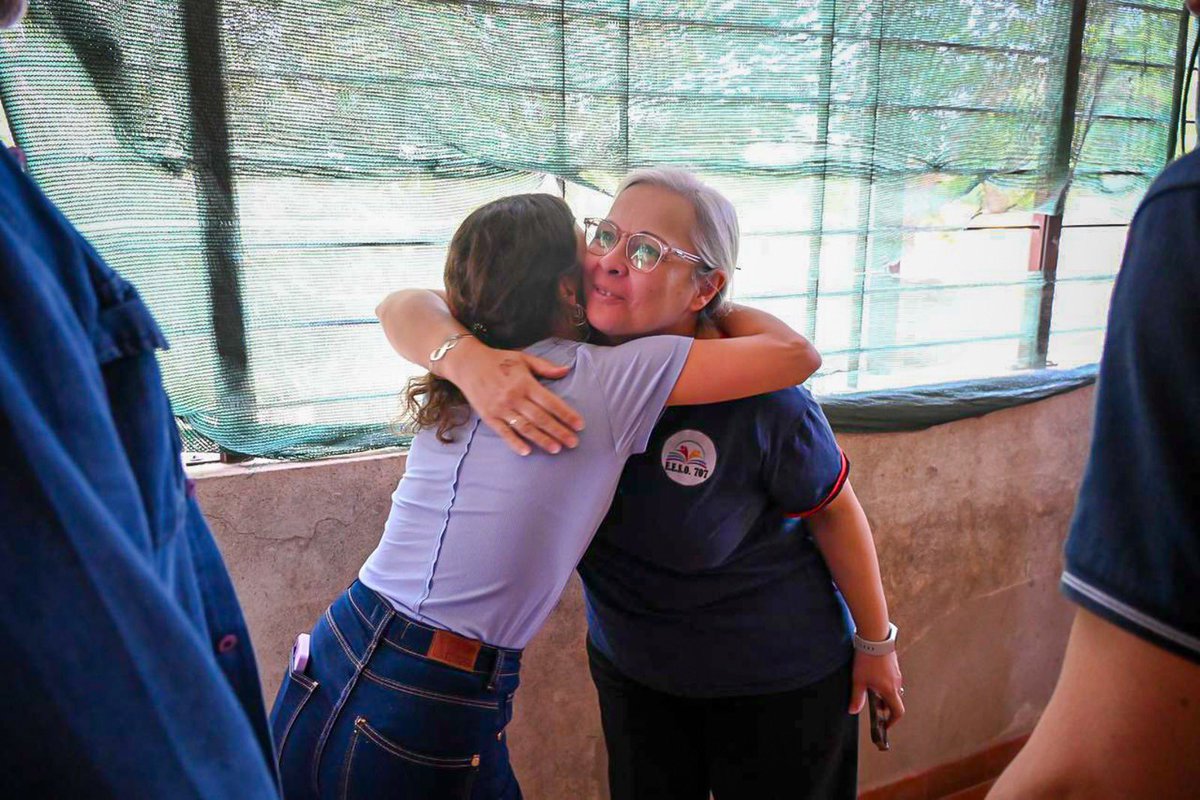 giselmahmud's tweet photo. 🏫 La Escuela N° 707 de barrio Cabal en la ciudad de Santa Fe fue una de las últimas que inauguró Miguel Lifschitz en su gestión 🌹

🗣️ Es una institución joven, que tiene todo por delante, pero con una gran cantidad de estudiantes que eligen su orientación técnica para formarse y salir al mundo del trabajo con las mejores herramientas 💪 
👉 La comunidad educativa de esta escuela pública, como muchas otras de nuestra región, trabajan día a día para seguir creciendo y darle a sus estudiantes más y mejores oportunidades 🙌 🫂