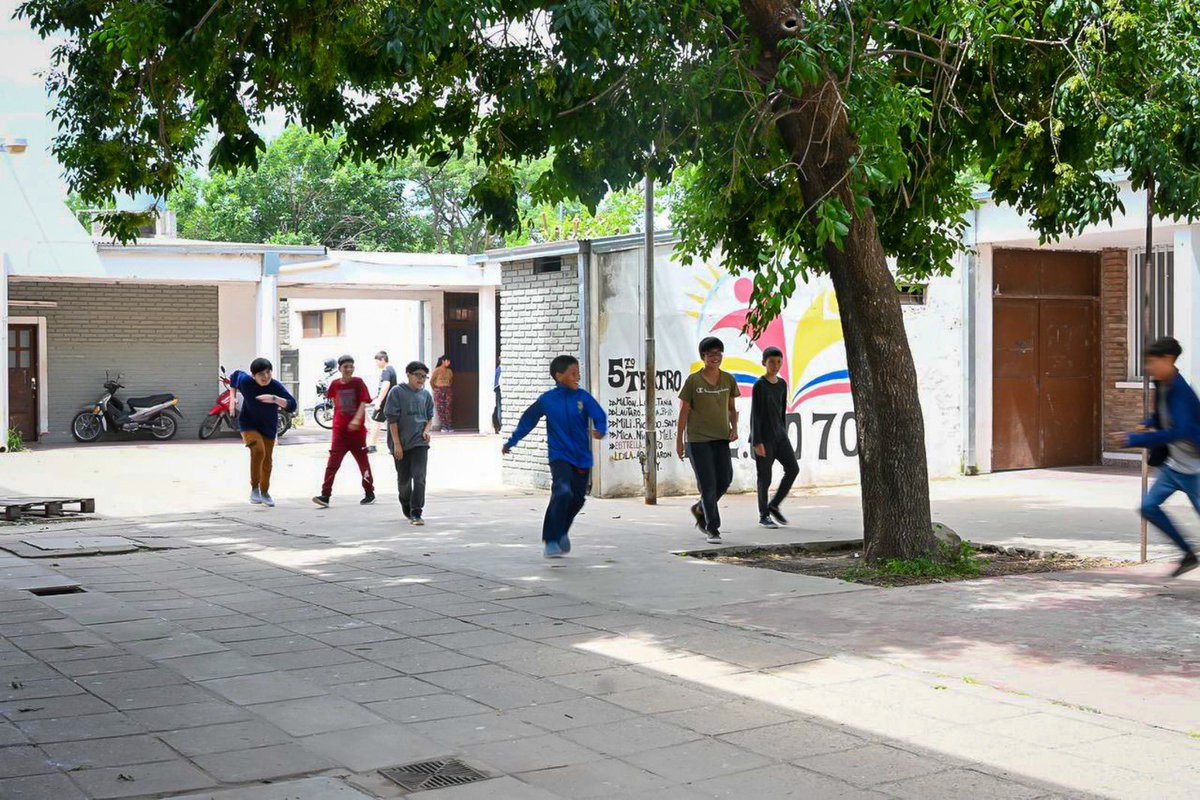 giselmahmud's tweet photo. 🏫 La Escuela N° 707 de barrio Cabal en la ciudad de Santa Fe fue una de las últimas que inauguró Miguel Lifschitz en su gestión 🌹

🗣️ Es una institución joven, que tiene todo por delante, pero con una gran cantidad de estudiantes que eligen su orientación técnica para formarse y salir al mundo del trabajo con las mejores herramientas 💪 
👉 La comunidad educativa de esta escuela pública, como muchas otras de nuestra región, trabajan día a día para seguir creciendo y darle a sus estudiantes más y mejores oportunidades 🙌 🫂