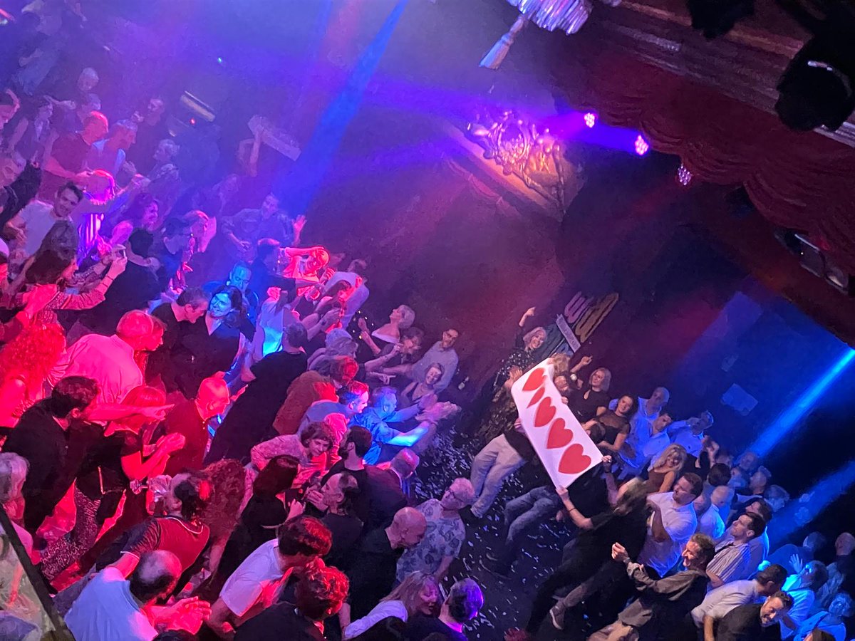 alfredpico's tweet photo. Ahir vam treure una pancarta amb uns cors vermells per agrair el suport i la fidelitat de milers de persones. 16 anys de Festa dels 80 a @LuzdeGasClub, la festa que va posar de moda la fantàstica música dels 80. https://t.co/pTbiTSZSBH