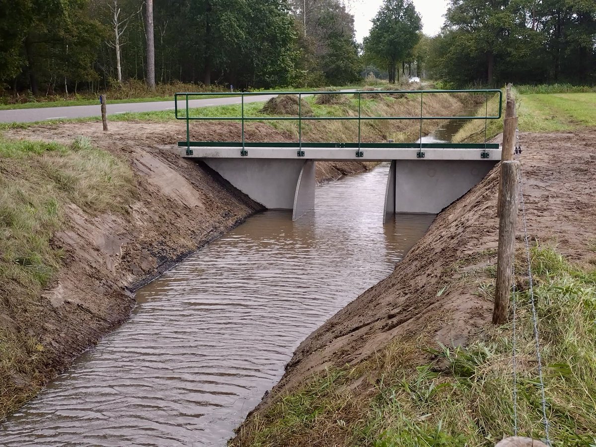 De afgelopen periode hebben we weer wat mooie waterbouwkundige constructies mogen aanleggen en afronden. Constructies die zijn ontworpen om water te beheren, beschermen en te benutten. 

#waterbouw #mooiewerken #Waterbeheer #construction #trots #vakmanschap