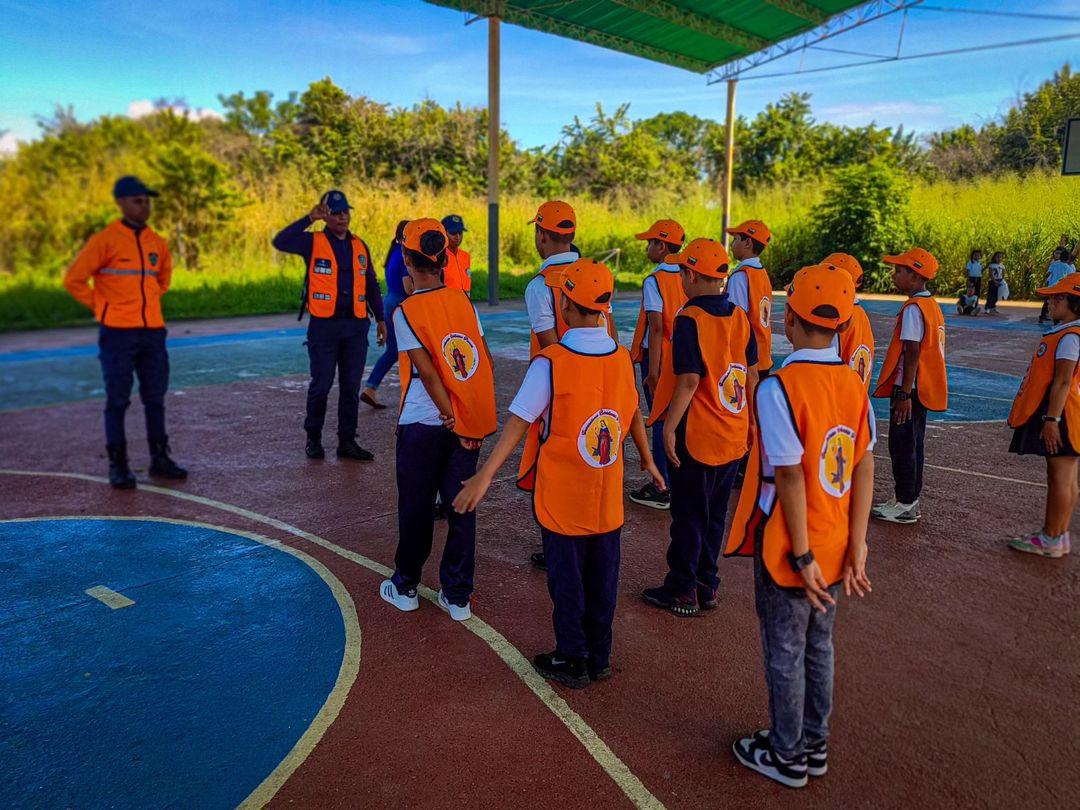 RedipLosLlanos's tweet photo. En cumplimiento con el Plan el Policía va a la Escuela este jueves visitamos a la Escuela Bolivariana General Francisco de Miranda ubicada en el Municipio Ezequiel Zamora del estado #Cojedes el cual se les impartió una importante orientación sobre las normas de seguridad víal. https://t.co/RSgE2Sjgfa