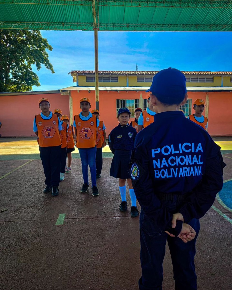 RedipLosLlanos's tweet photo. En cumplimiento con el Plan el Policía va a la Escuela este jueves visitamos a la Escuela Bolivariana General Francisco de Miranda ubicada en el Municipio Ezequiel Zamora del estado #Cojedes el cual se les impartió una importante orientación sobre las normas de seguridad víal. https://t.co/RSgE2Sjgfa