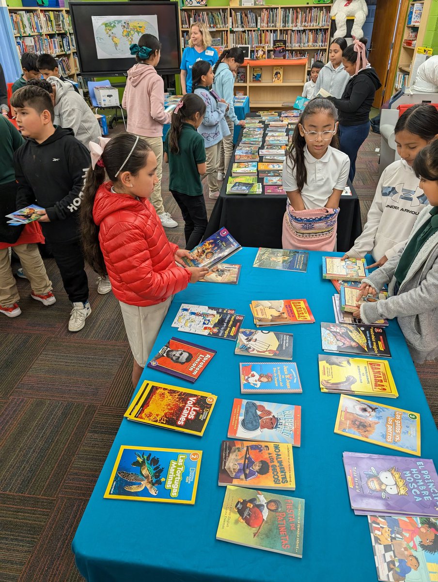 MsPatelLibrary's tweet image. BIG shout out to the Ferguson Road Initiative, Book Drive for Kids, and @FrostBank for sponsoring a wonderful book drive @CasaViewES! Your generosity is helping build home libraries and brighter futures for all our students. 📚❤️ @DISD_Libraries