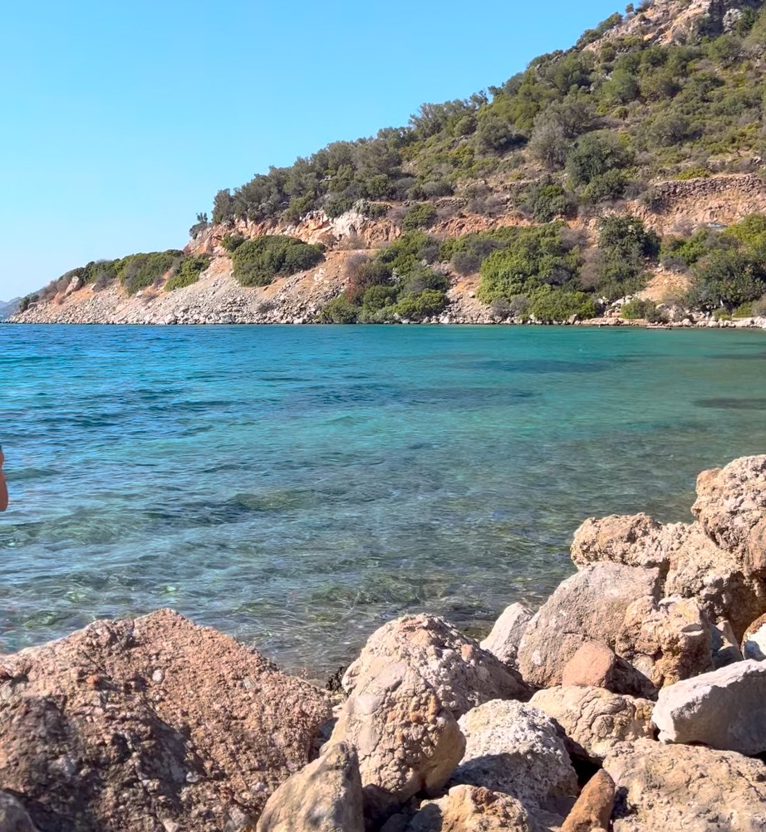 Sebeplere tutunmak.
Sebepsiz kakmak,
Sessiz kalmak,
Ders almak,
Yok olmak,

O, kesinlikle sen değildin!

Sen onun sessiz katilisin! 

O küçük çocuğu diri diri gömdün sen gönül mezarlığına. 

Şimdi yaşa, dilediğin gibi!

Bir sonun başlangıcını ebedi olarak buraya bırakıyorum.