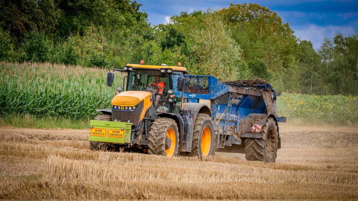 Fastrac FRIDAAAAY 💛  with this nice JCB Fastrac 8330 spreading muck with a Bunning spreader 

#jcb ##jcbfastrac #fastracfriday #friday #agriculture #farming #bunnings #farmingphotography #jcb8330 #archersview