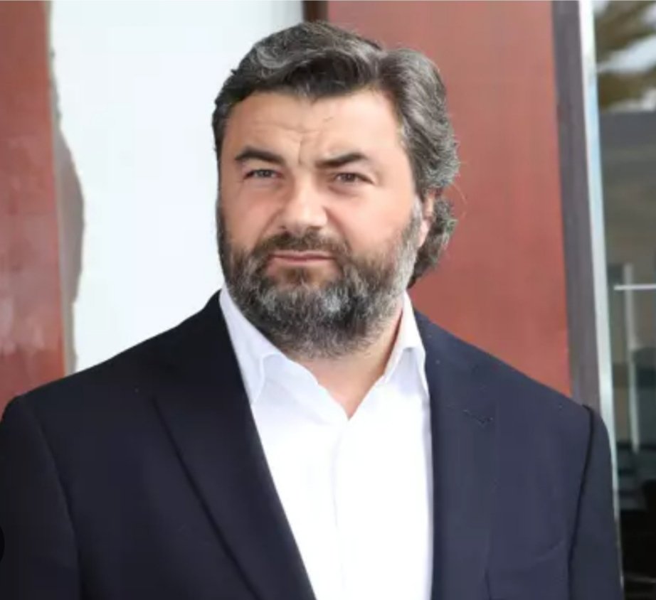 debtective's tweet image. Le fils cadet, Benjamin Dessange 57 ans, du coiffeur Jacques Dessange, qui devait être jugé pour harcèlement sexuel aggravé, a été retrouvé mort à son domicile en corse.
#jacquesdessange #benjamindessange #dessange #FaitsDivers