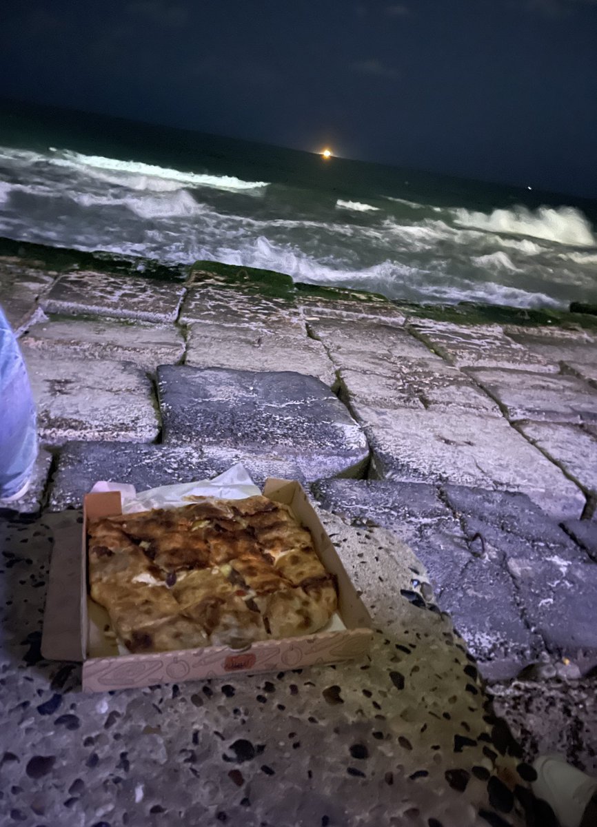 لسه واكل فطيرة سجق كيري قدام البحر والجو رائع 
الدنيا لسه بخير وحبوا بعض والكلام المعرص ده