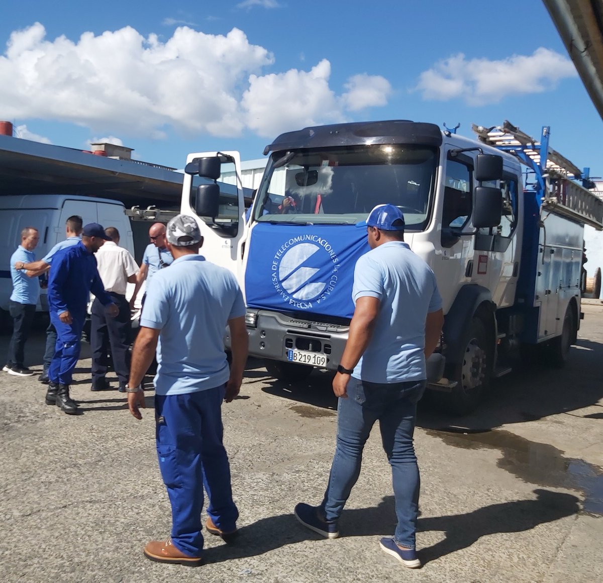 En la tarde de hoy salieron hacia Artemisa, trabajadores de la División Territorial de <a href="/ETECSA_Cuba/">ETECSA</a> Cienfuegos, van apoyar en la recuperación de los servicios de telecomunicaciones tras el paso del #HuracánRafael 
#FuerzaCuba🇨🇺 #EsteEsNuestroAzul 💙 <a href="/MayraArevich/">Mayra Arevich Marín 🇨🇺</a> <a href="/AnalaisyG/">Analaisy González</a>