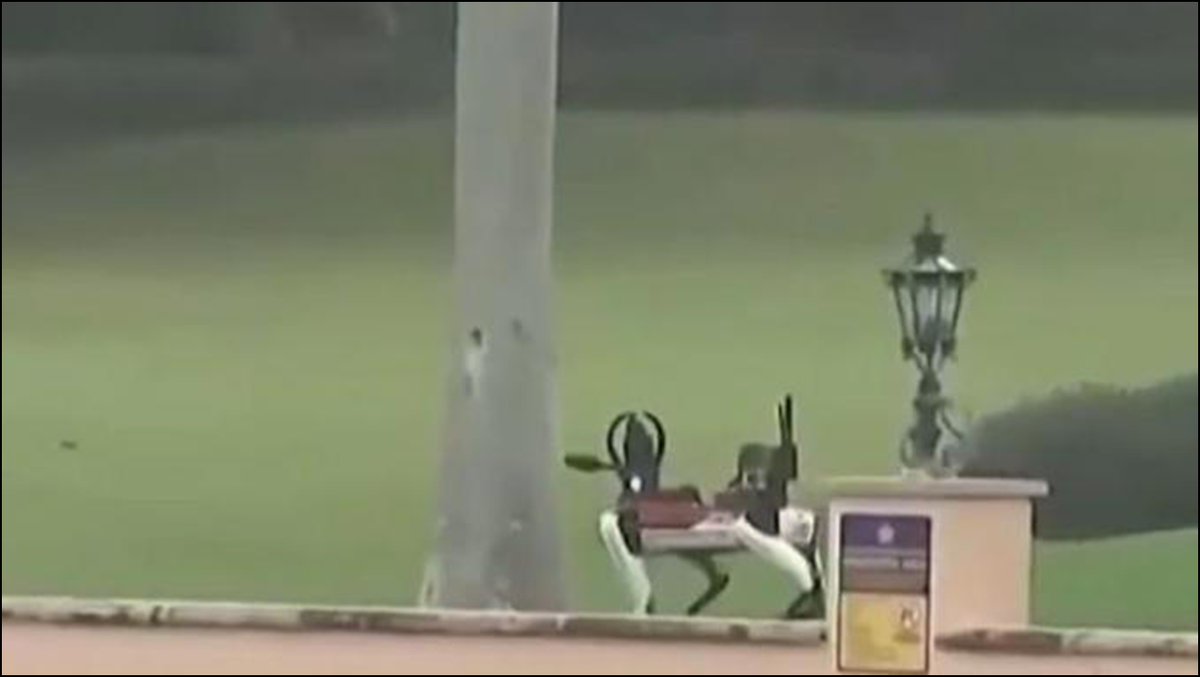 TRUFAULT's tweet image. PERROS ROBOT armados Q-UGV vigilan la casa del presidente electo de Estados Unidos Donald Trump.
youtube.com/live/UYWngaXlf…
🇺🇸
#QUGV #perrosrobotarmados #dogsofwar #QuadrupedalUnmannedGroundVehicle