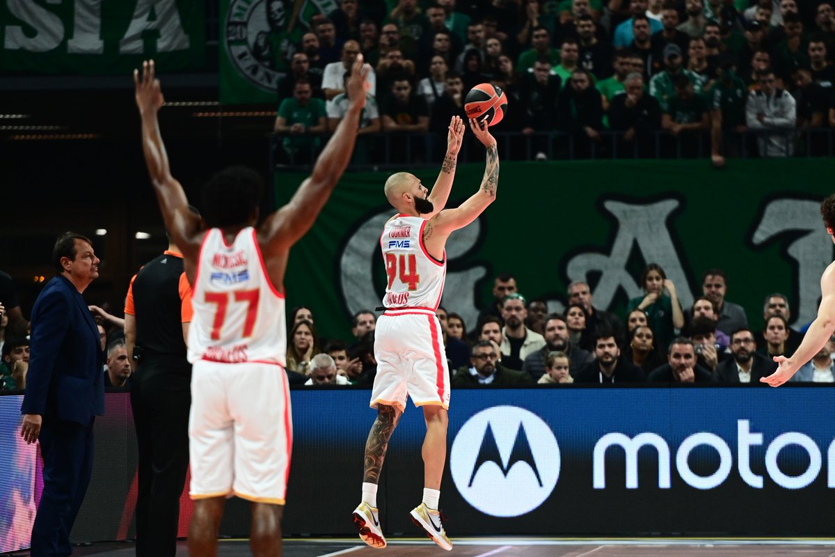 2future4ugr's tweet photo. Αγάλματα #paobc #olympiacosbc https://t.co/DxWDVkAreZ
