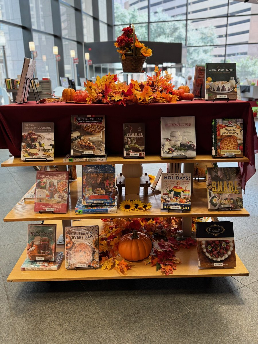 houstonlibrary's tweet image. Look at this awesome fall baking recipe book display at our Central Library. #FallReady #BookDisplay